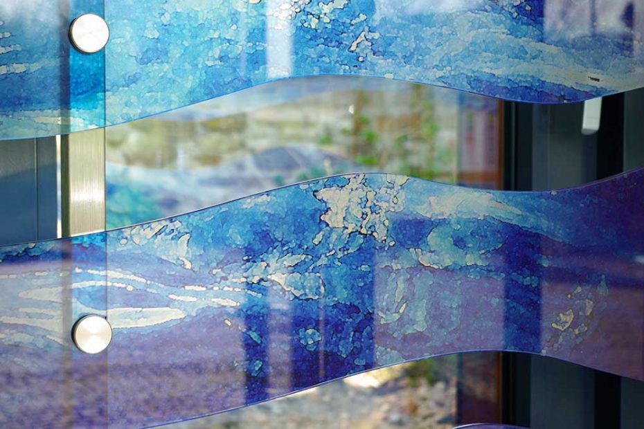 Detailansicht der Glasscheiben mit dem Motiv blaues Wasser